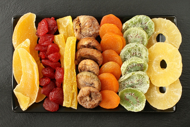 千庫(kù)網(wǎng)_芒果、木瓜、獼猴桃、菠蘿、干草莓、無花果、杏子等水果, 躺在黑色石頭表面的黑色陶瓷板上。宏觀_攝影圖編號(hào)20106491